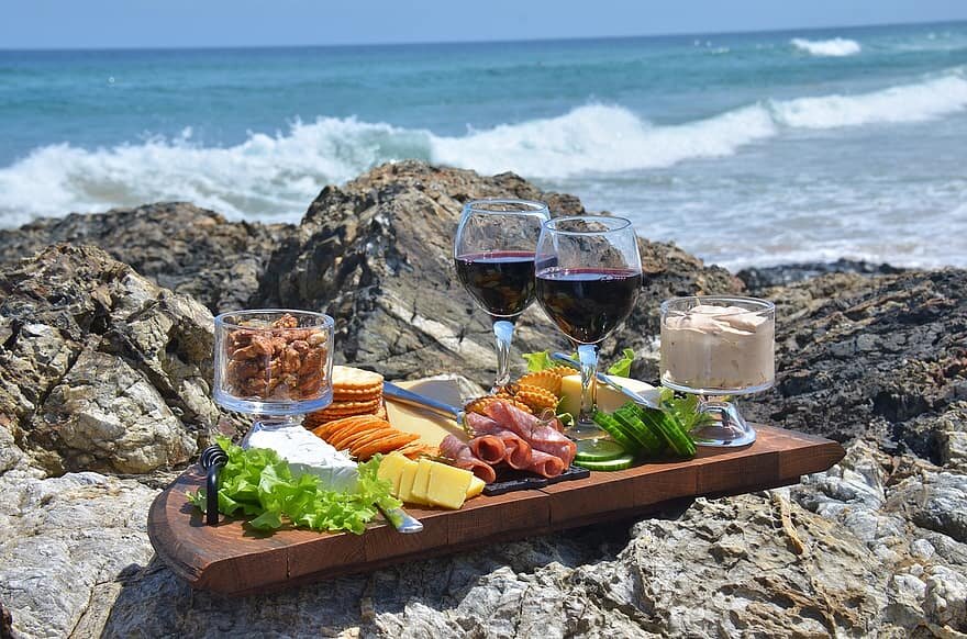 How wine can support a healthy diet: the Mediterranean case